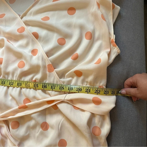 Lauren Conrad flutter sleeve midi dress. Size 3X. Light peach with large circles - Picture 7 of 8